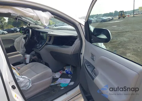 2019 Toyota Sienna Le 8 Passenger z USA, uszkodzony, nr VIN 5TDKZ3DC4KS967778